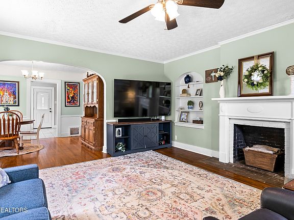 5th image of 910 Mountain View Ave