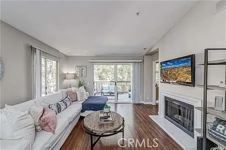 2 bed, 1047 sqft, $3,500 — Photo 3