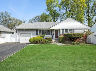 33 Lindbergh Ave, Glen Cove, NY 11542
