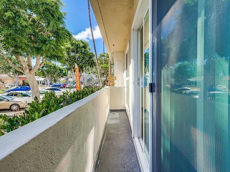 333 W Queen St — Photo 18