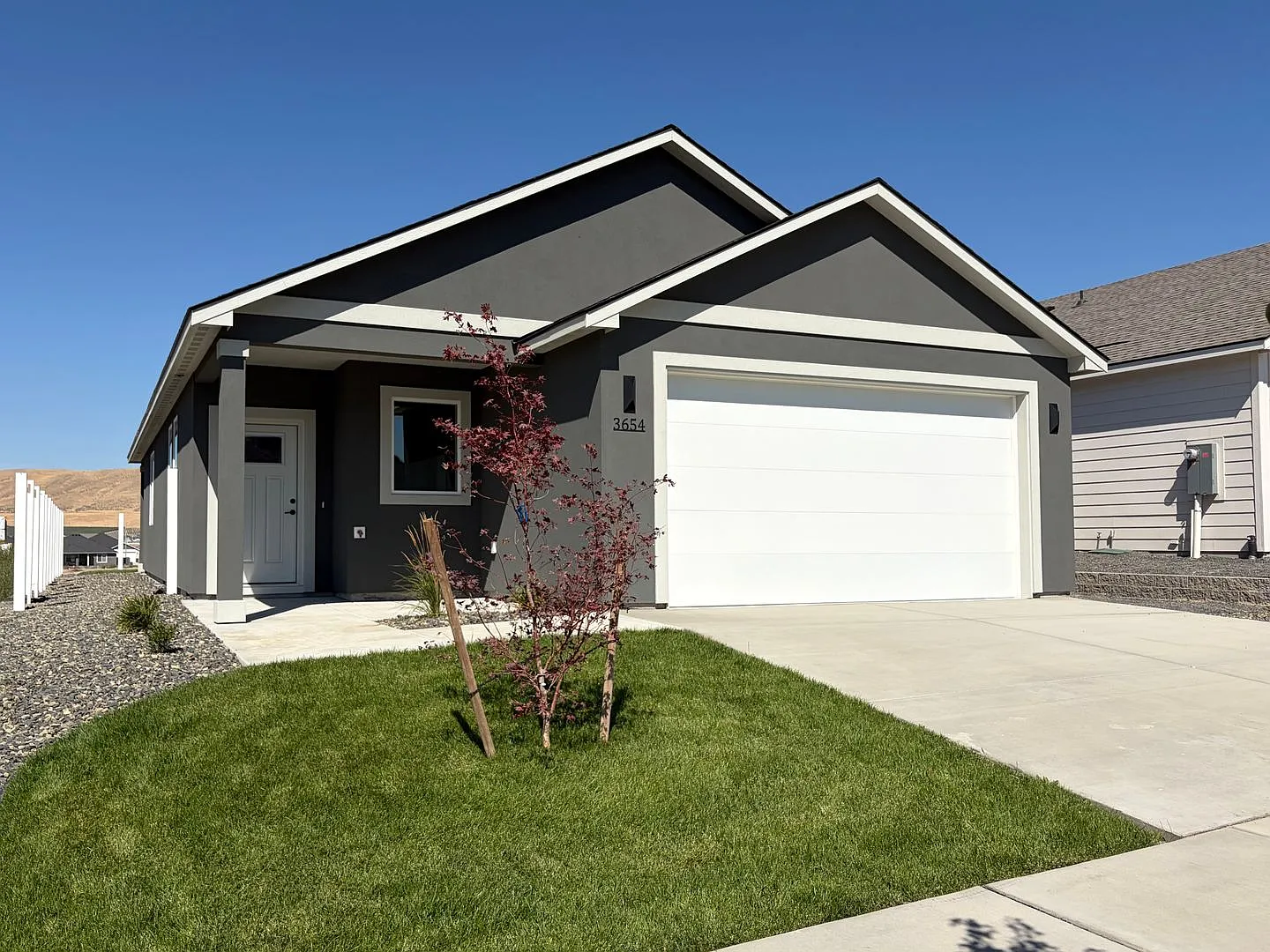 Gorgeous, Brand New 3 bed, 2 ba- South Orchard Location! — Photo 2