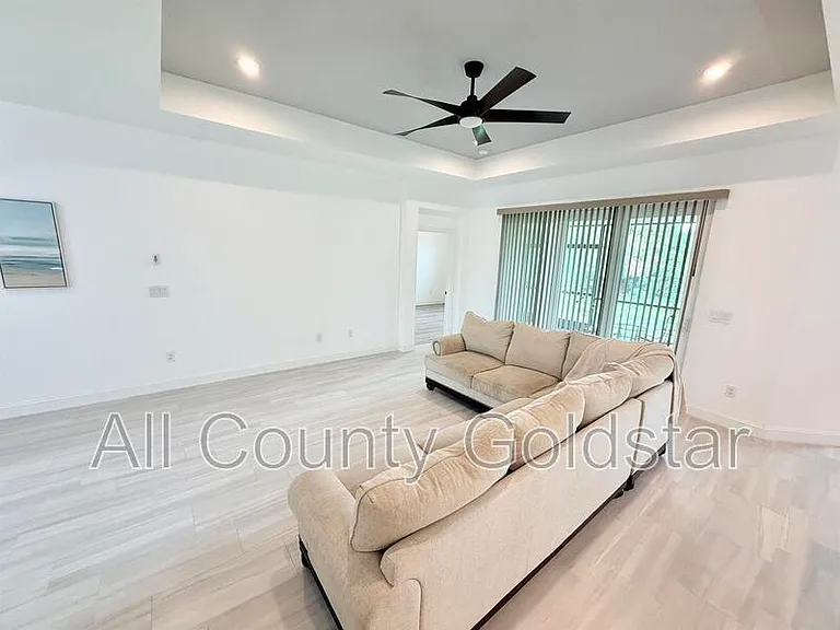 6049 Higgins Ln — Photo 2