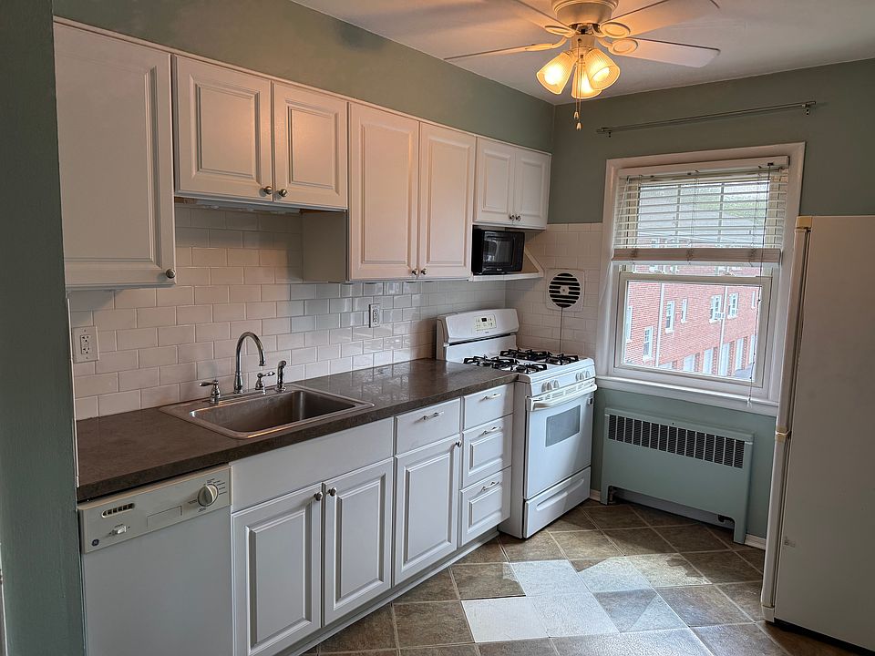 EIK with new flooring, stove and refrigerator replacements coming soon.