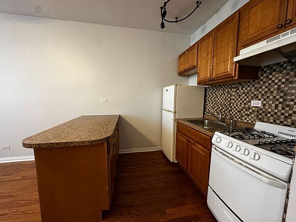 4th image of 1344 W Lunt Ave #210