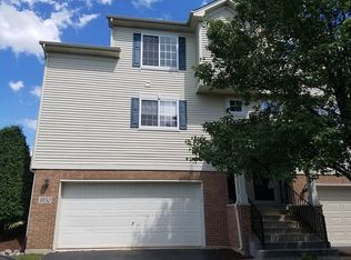 1852 Fredericksburg Ln, Aurora, IL 60503