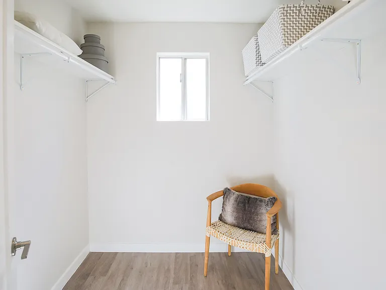Park View on Yukon interior room with chair
