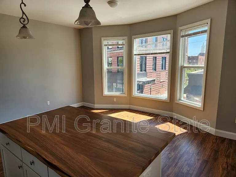 83 1/2 W Pearl St #2 — Photo 3