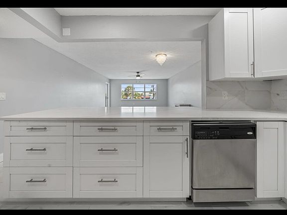 5th image of 1502 S Lakeside Dr APT 201