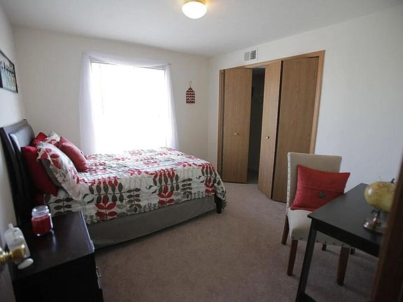 5th image of 1074 E Chicago Blvd #13
