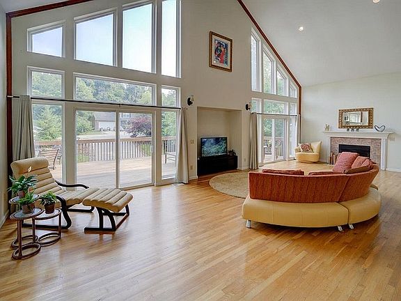 5th image of 1747 Fieldcrest Dr