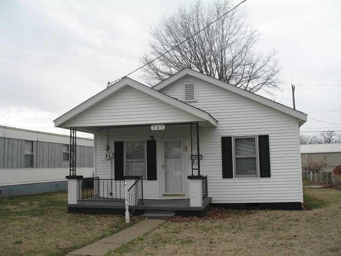 Front view 737 7th St