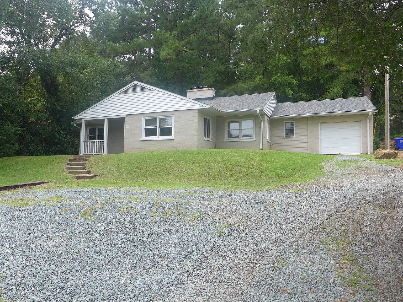 3 bed, 1400 sqft, $2,395 — Photo 1