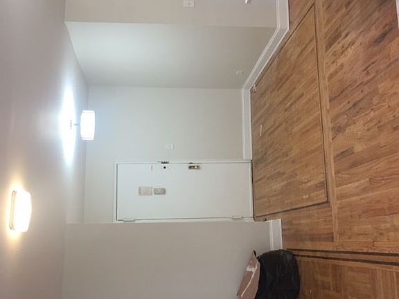 5th image of 170 Hawthorne St APT 3B