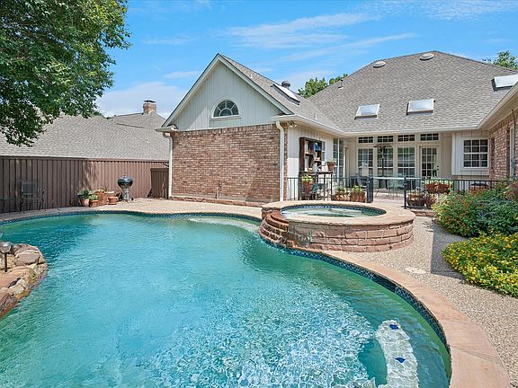 3rd image of 711 Meadowlark Ln