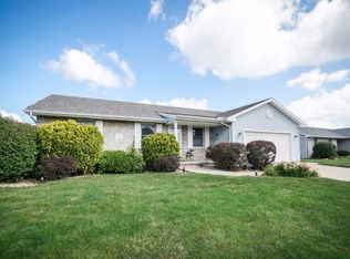 2009 N Georgetowne Pl, Pekin, IL 61554