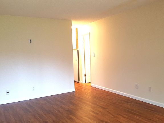 5th image of 210 Quintard St APT B03