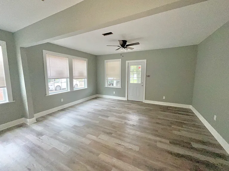 3222 Laurel St — Photo 2