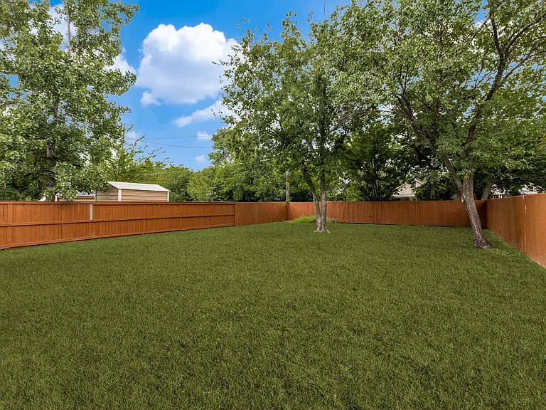 1110 N Ross Ave — Photo 14