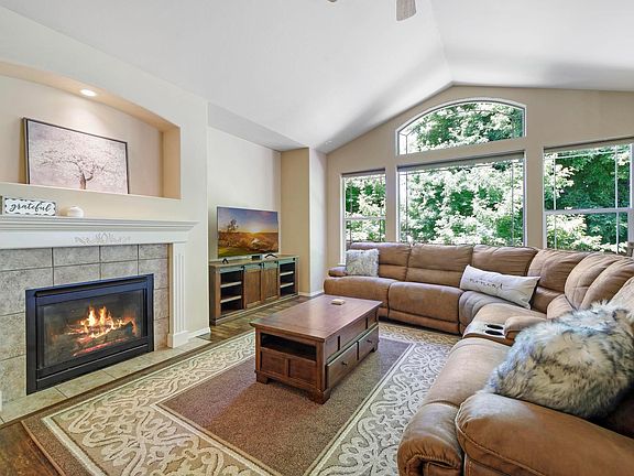 2nd image of 474 Canyon Crest Dr W