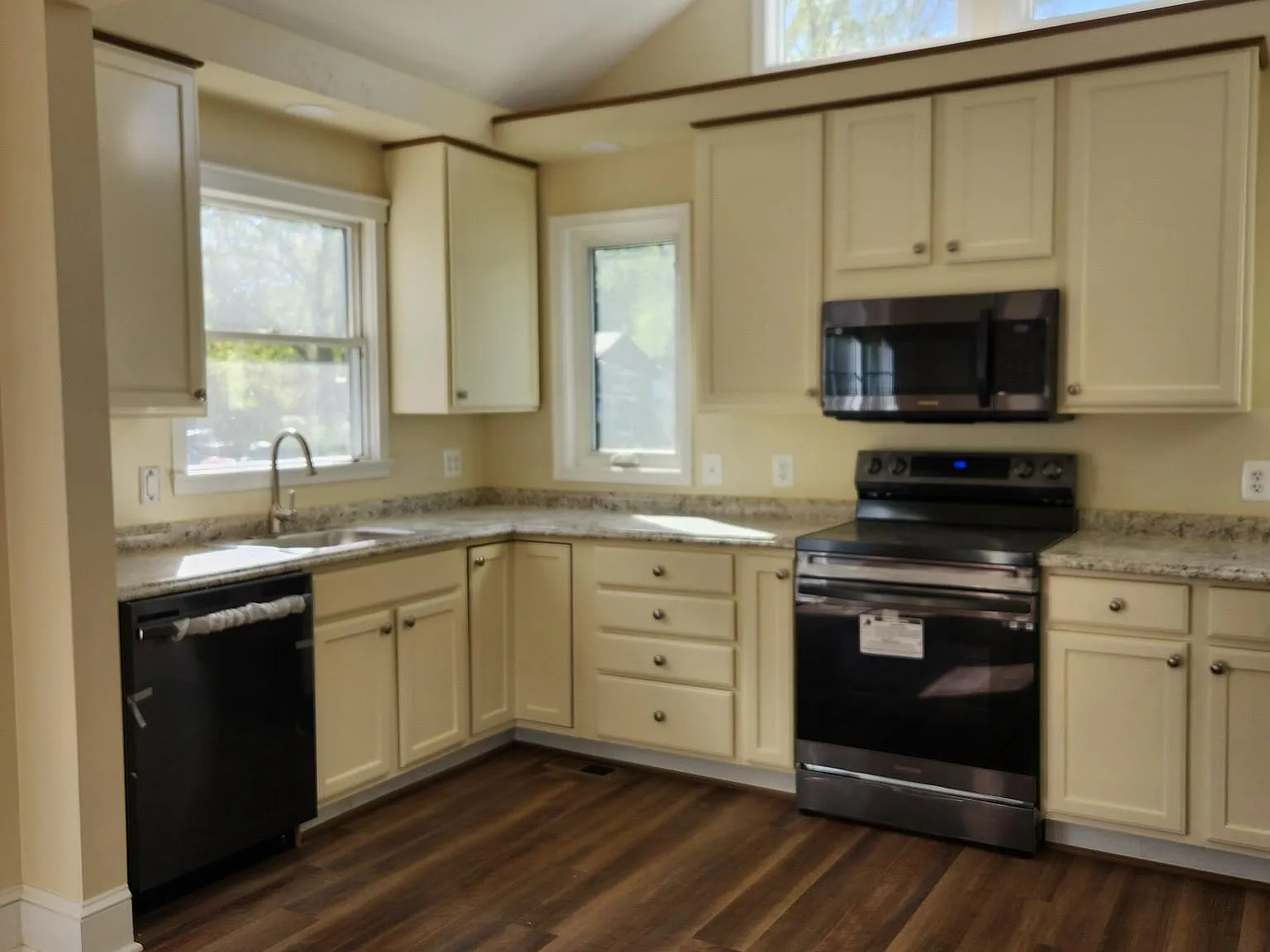 2 bed, 1.5 bath, 1008 sqft, $2,500 — Photo 4