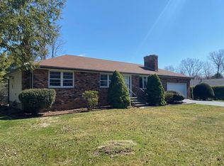 16 Fernwood Dr, Agawam, MA 01001