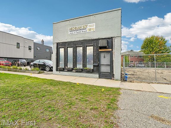 3rd image of 1213 N Main St
