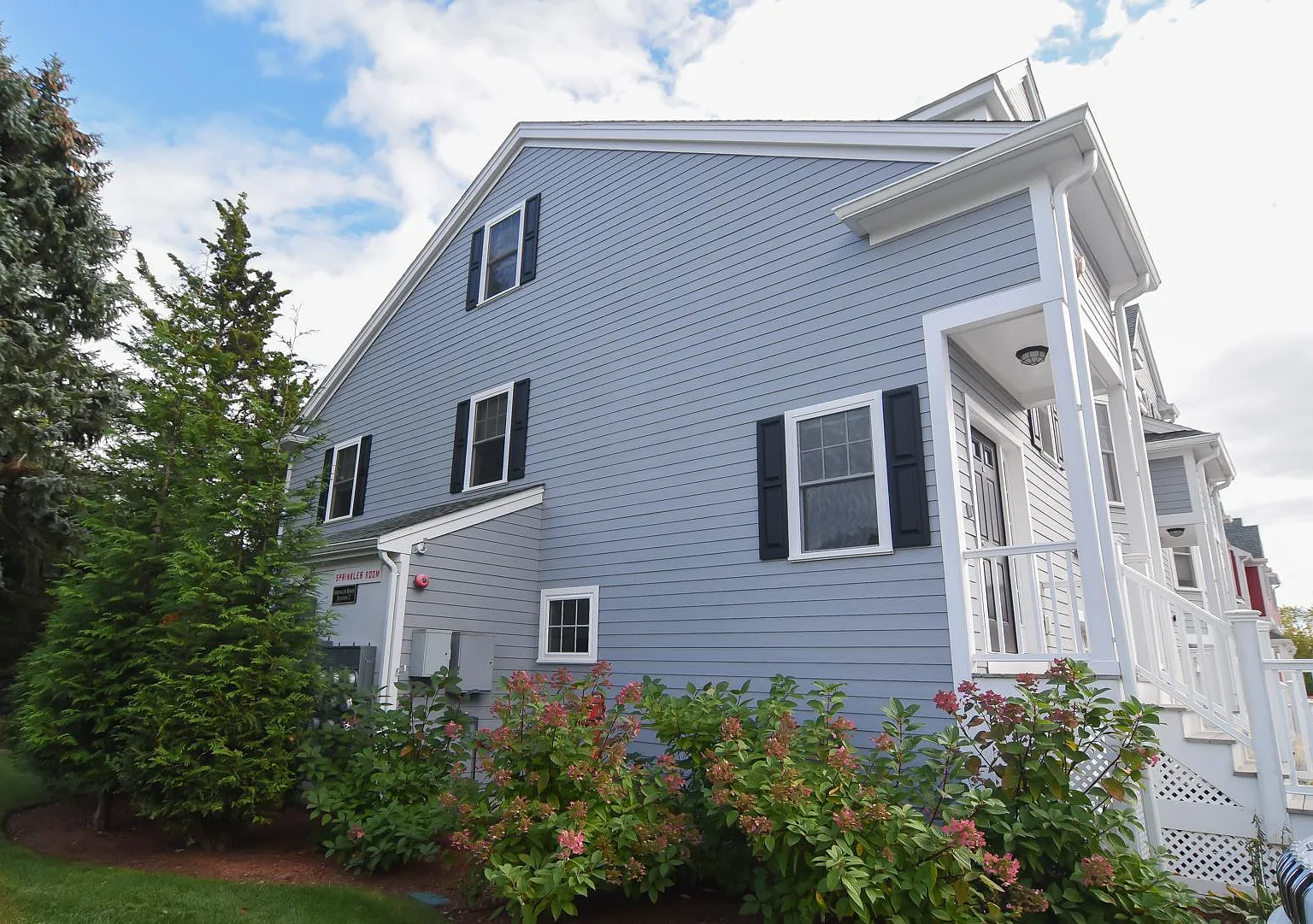 3 bed, 3.5 bath, 2292 sqft, $4,800 — Photo 2