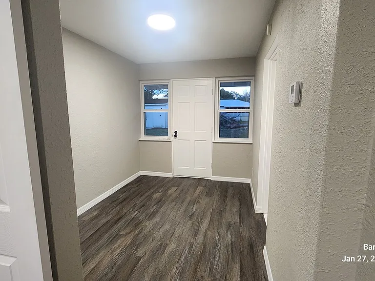 728 Essex Rd — Photo 11