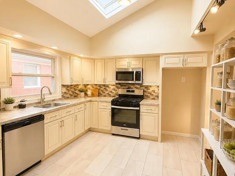 76 Valdemar Ave #2 — Photo 2