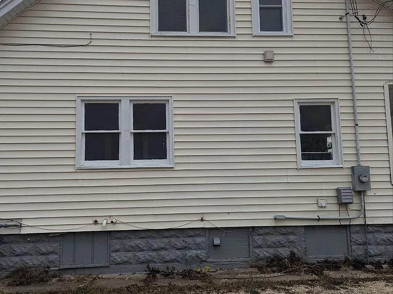 705 W Charles St — Photo 2