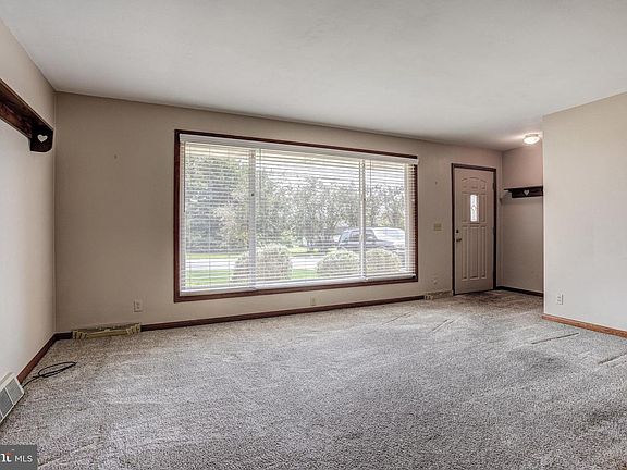 5th image of 153 W Clearview Ave
