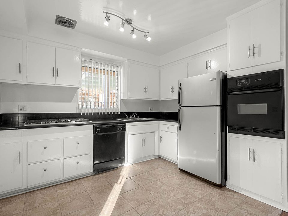 1st image of 1323 N Bronson Ave #0385996f2
