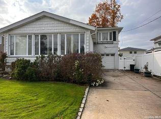 30 Prospect St, Freeport, NY 11520