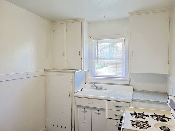 2nd image of 1421 1/2 Wallace St