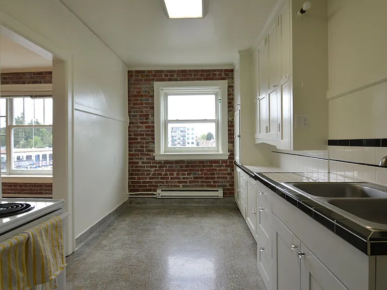 Townhouse Apartments — Photo 11