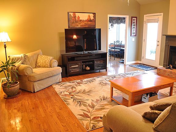 4th image of 407 Pearle Brook Ln