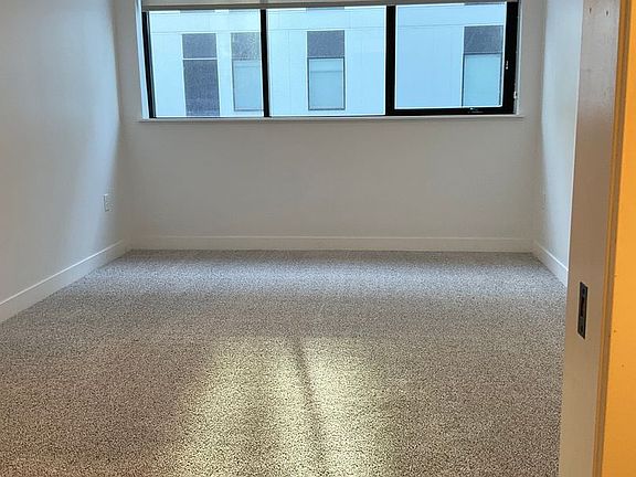 5th image of 300 S Clinton St #39b89a6cf