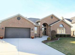 9040 Charing Cross Rd, Woodridge, IL 60517