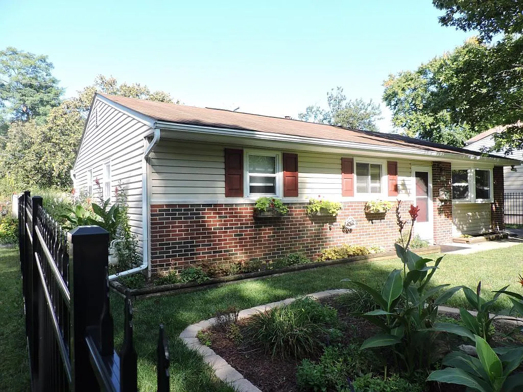 1709 Burlington Ave photo 1