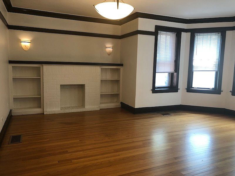 1st image of 1032 W Oakdale Ave APT 1