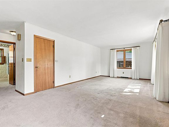 3rd image of 1141 Oakview Dr