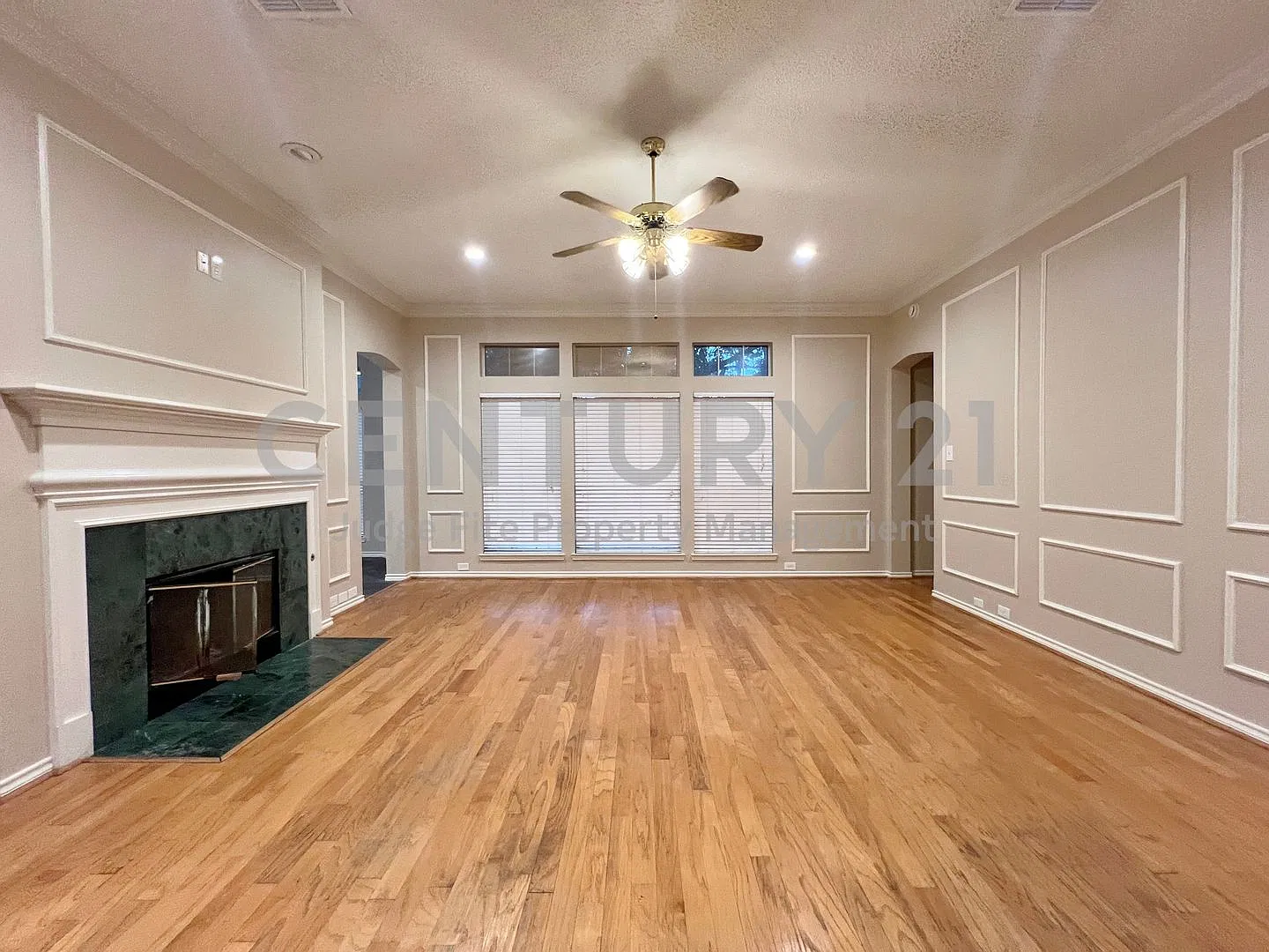 Inviting 4/2/2 Situated on Corner Lot in Highland Village For Rent! — Photo 4
