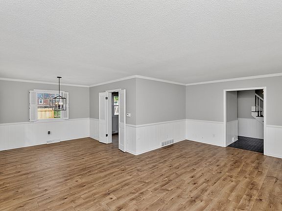 4th image of 2000 47th St