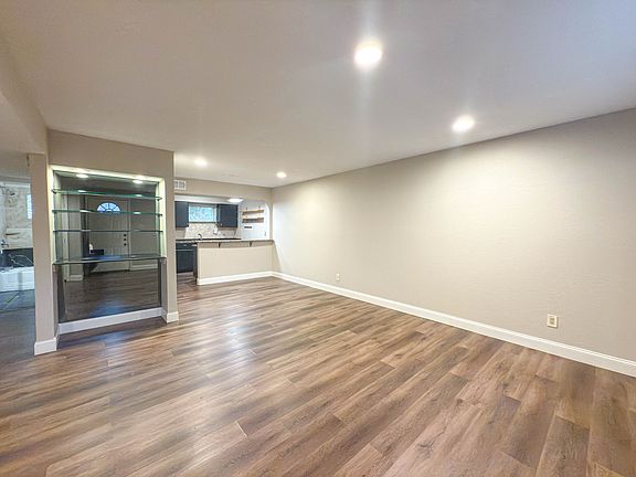 4th image of 4206 Hawthorne Ave #105