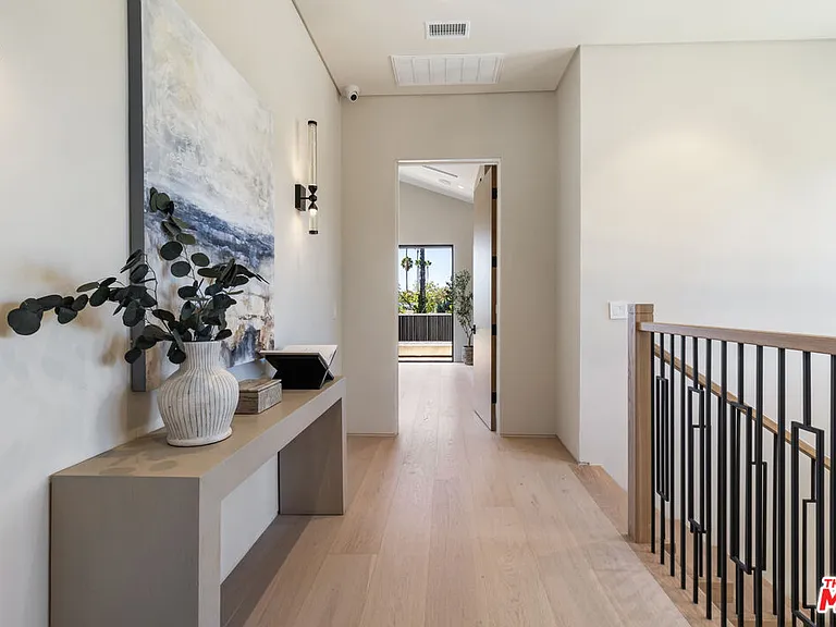 15721 Addison St — Photo 30