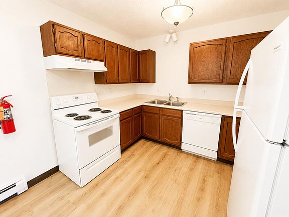 2nd image of 708 Boundary Rd NW