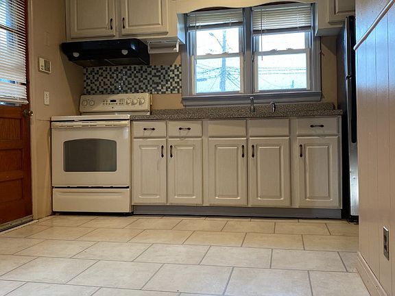 4th image of 912 Cornwell Ave