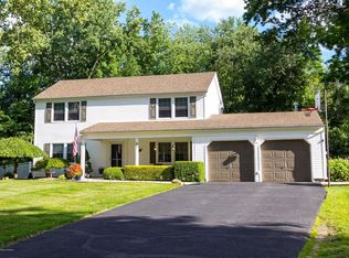 31 Chamber Ln, Manalapan, NJ