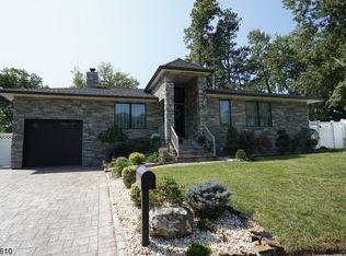 29 Coral Ct, Colonia, NJ 07067