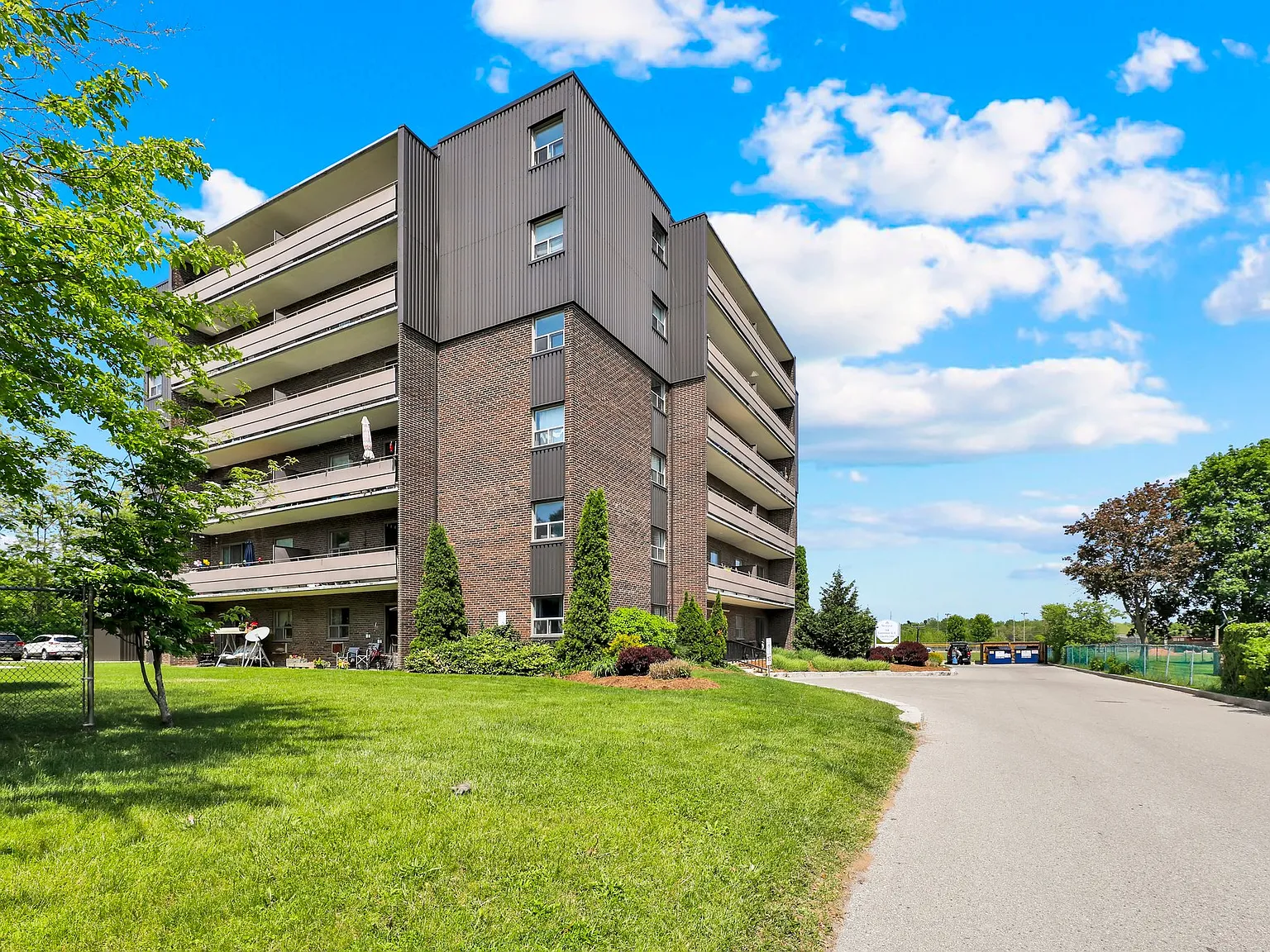 Park Tower Apartments — Photo 4